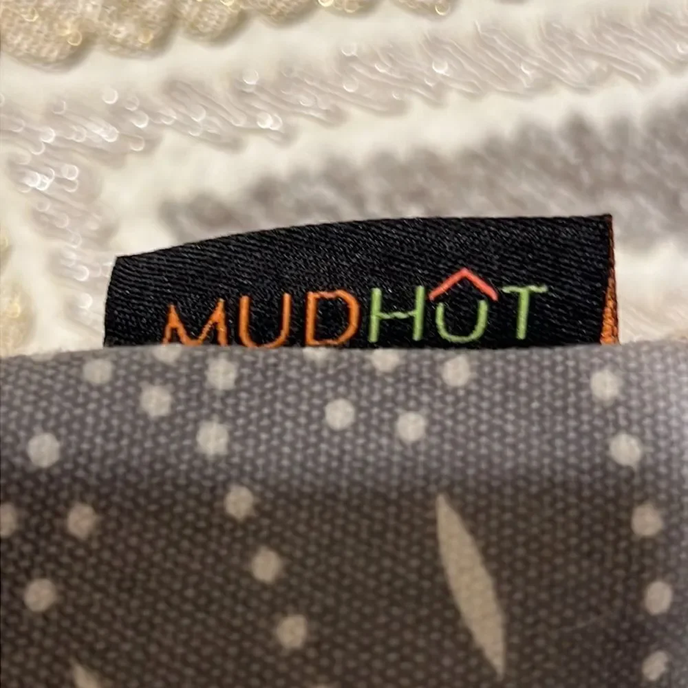‎Mud Hut gray pillows